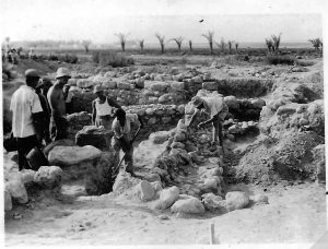 Excavation of the site, on the right side Shlomo Goldschmidt the excavator -  courtesy of Reuven Or, Kibbutz Tirat Tzvi archive © <i> synagogues.kinneret.ac.il </i>