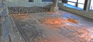 Western side of the Mosaic, Gilead Peli all rights reserved © <i> synagogues.kinneret.ac.il </i>
