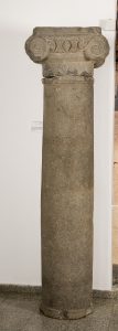 עמוד עם מנורה וכתובת ארמית. צילום-עופר נבו. באדיבות מוזיאון עתיקות הגולן. © <i> synagogues.kinneret.ac.il </i>