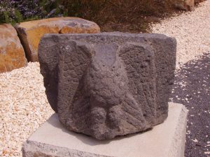 Fragment of lintel  with an eagle, courtesy of Eran Meir © <i> synagogues.kinneret.ac.il </i>