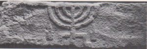 Menorah lintel Ilan 1991: 121, courtesy of Almoga Ilan © <i> synagogues.kinneret.ac.il </i>