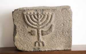 Nine branched menorah relief, Photo of Ofer Nov, courtesy of the Golan Archaeological Museum © <i> synagogues.kinneret.ac.il </i>