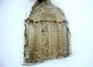 אבן עם תיאור ארון קודש. מוצג בבית הכנסת המודרני. כל הזכויות שמורות לגלעד פלאי. © <i> synagogues.kinneret.ac.il </i>