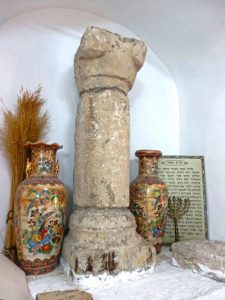 Architectural fragments presented in the modren synagogue, Gilead Peli all rights reserved. © <i> synagogues.kinneret.ac.il </i>