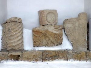 Architectural fragments presented in the modren synagogue, Gilead Peli all rights reserved. © <i> synagogues.kinneret.ac.il </i>