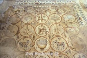863. NIRIM (MAON) SYNAGOGUE IN NORTHERN NEGEV, C. 5TH. C. AD. COLORFUL MOSAIC FLOOR DEPICTS  BIRDS AND ANIMALS. DETAIL SHOWS A MENORA, CANDELABRA, FLANKED BY TWO LIONS AT THE HEAD OF THE FLOOR © <i> synagogues.kinneret.ac.il </i>